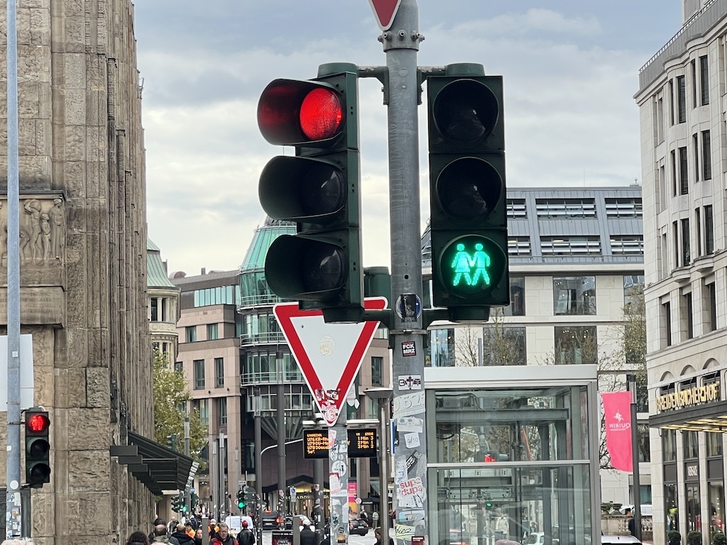 Zeichen für Toleranz und Respekt: die neuen Vielfalts-Ampelpärchen am Heinrich-Heine-Platz.© Lokalbüro