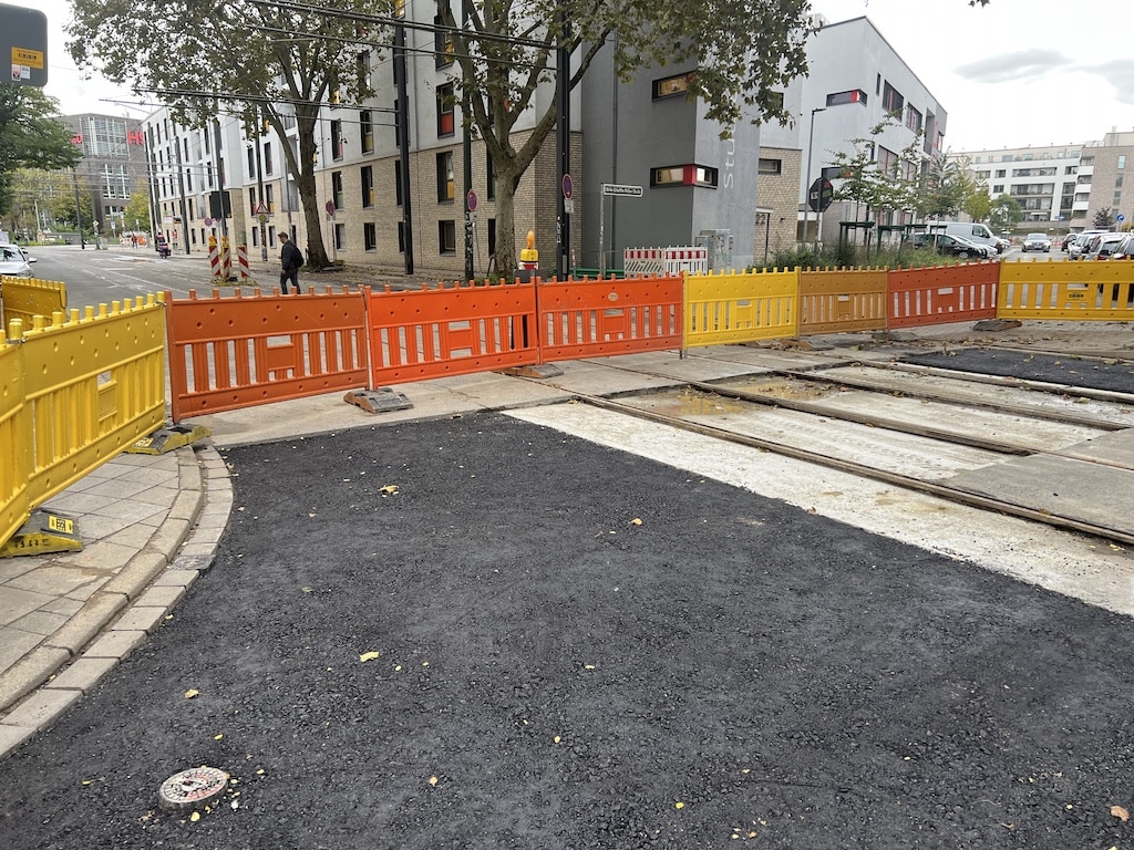 Düsseldorf-Derendorf: Gleisreparatur an der Rather Straße steht offenbar kurz vor dem Abschluss © Lokalbüro Düsseldorf-Derendorf: Gleisreparatur an der Rather Straße steht offenbar kurz vor dem Abschluss © Lokalbüro