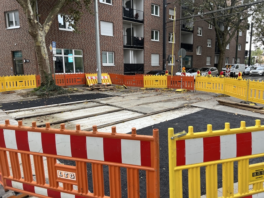 Düsseldorf-Derendorf: Gleisreparatur an der Rather Straße steht offenbar kurz vor dem Abschluss © Lokalbüro Düsseldorf-Derendorf: Gleisreparatur an der Rather Straße steht offenbar kurz vor dem Abschluss © Lokalbüro