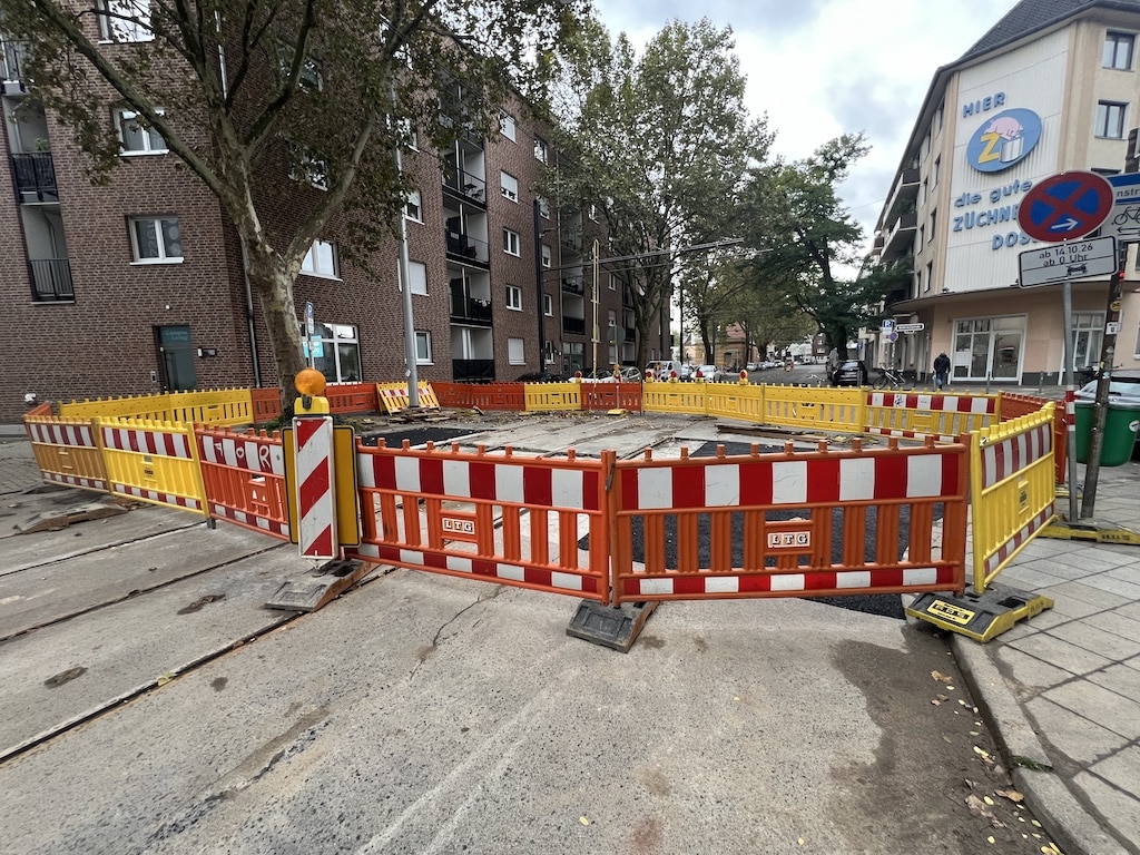 Düsseldorf-Derendorf: Gleisreparatur an der Rather Straße steht offenbar kurz vor dem Abschluss © Lokalbüro Düsseldorf-Derendorf: Gleisreparatur an der Rather Straße steht offenbar kurz vor dem Abschluss © Lokalbüro