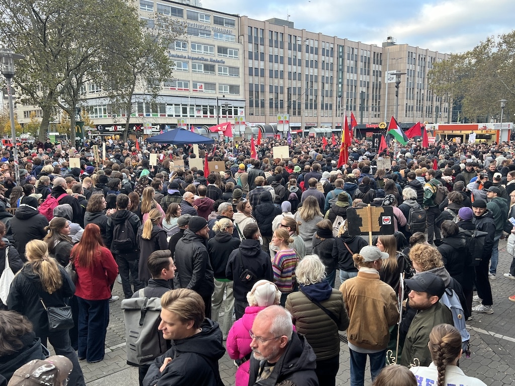Vom HBF Düsseldorf zog der Protestzug los © Lokalbüro Vom HBF Düsseldorf zog der Protestzug los © Lokalbüro