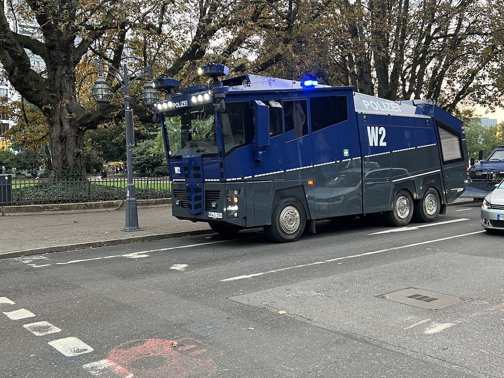 Auf der Kö standen Wasserwerfer bereit © Lokalbüro Auf der Kö standen Wasserwerfer bereit © Lokalbüro