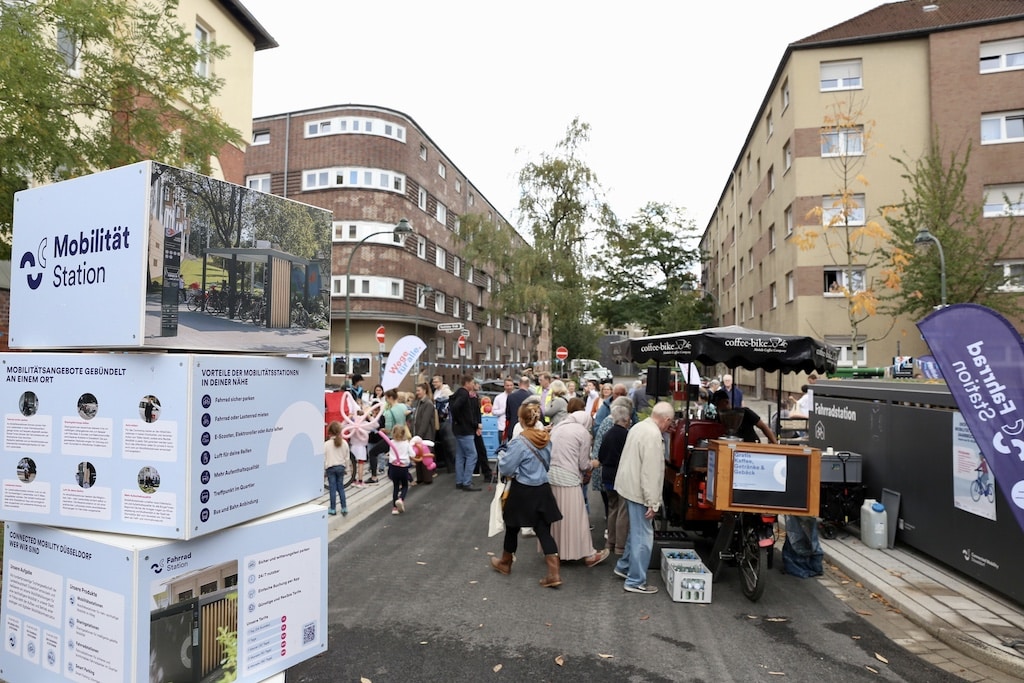 Reger Betrieb bei der Eröffnung der neuen Mobilitätsstation an der Saarbrücker Straße. © Landeshauptstadt Düsseldorf/Ingo Lammert
