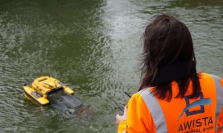 Ferngesteuertes Reinigungsboot sammelt Müll im Alten&nbsp;Hafen