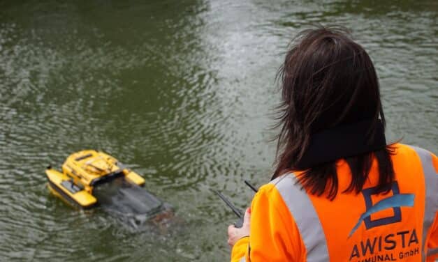 Ferngesteuertes Reinigungsboot sammelt Müll im Alten&nbsp;Hafen