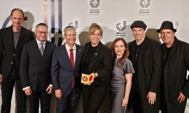 Mona Neubaur mit Josef-Neuberger-Medaille ausgezeichnet