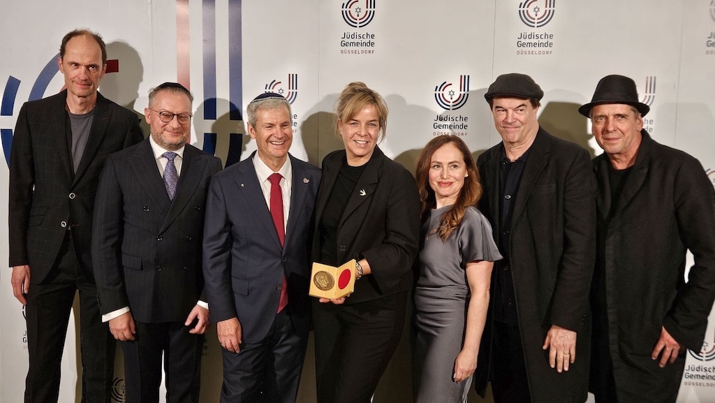 Mona Neubaur (Mitte) mit der Josef-Neuberger-Medaille, umrahmt vom Vorstand der Jüdischen Gemeinde Düsseldorf und Mitgliedern der Toten Hosen.