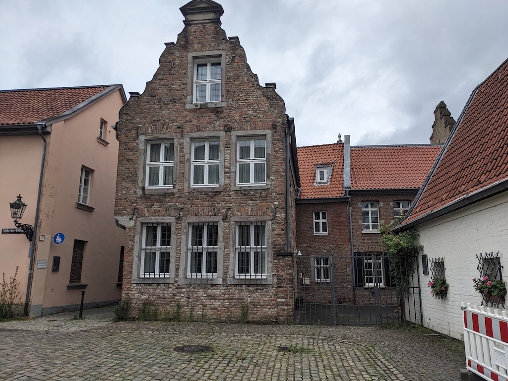 Nicht nur auf dem historischen Stiftsplatz in Kaiserswerth gibt es jede Menge Geschichte © Gabriele Schreckeenberg