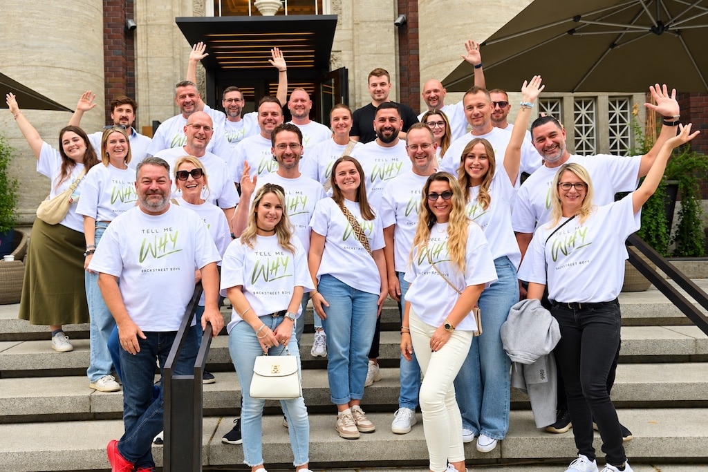 Das Toyota-Verkaufsteam zeigt sich gut gelaunt auf der großen Treppe des Hotels The Wellem in der Düsseldorfer Altstadt, bevor es zum Konzert der Backstreet Boys ging. © Lokalbüro