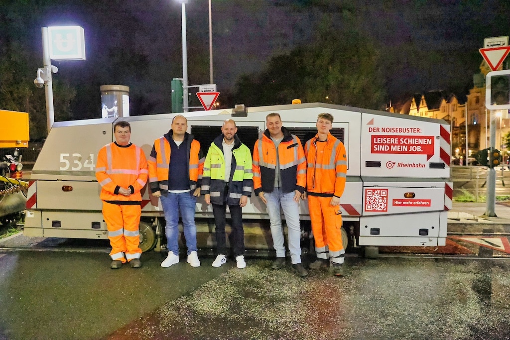 Christian Finke (Mitte), Vorstand Betrieb und Infrastruktur der Rheinbahn, mit Lukas Thomalla, stellvertretender Abteilungsleiter Fahrwege (2. von links), Projekteiter Andreas Busch (4. von links) und den beiden Fahrern David Zieren (links) und Denis Alekseev (rechts) vor dem HSG-city. © Rheinbahn Düsseldorf