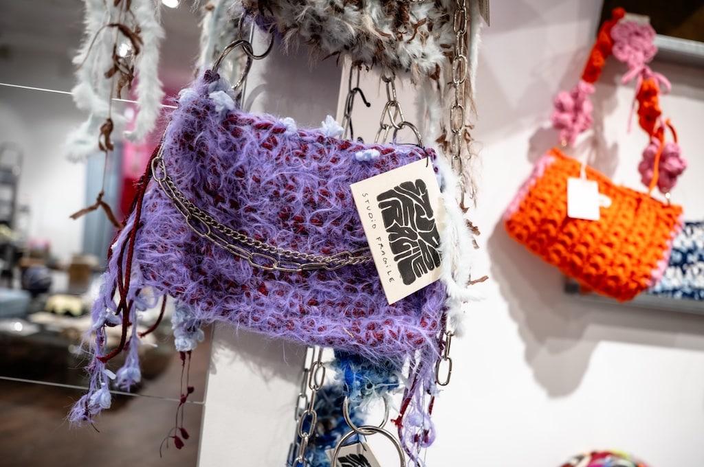 Ausgefallene Taschen und individuelle Designs gehören zum Sortiment des Super Happy Stores. © Andreas Endermann