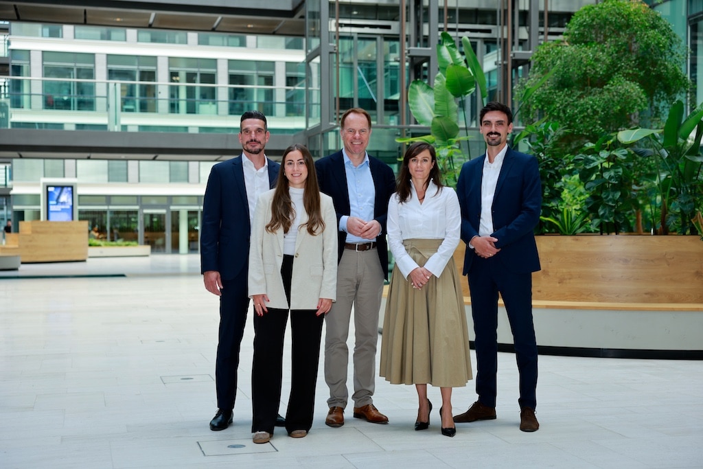 (v.l.) Sven Aengenvoort, Miriam Sandig (Savills Immobilien Beratungs-GmbH), Oberbürgermeister Dr. Stephan Keller sowie Stefanie Remy, Dominik Bünten (PIMCO Prime Real Estate GmbH)© Lukas Wiegand