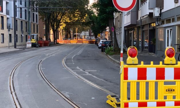 Wasserrohrbruch auf der Rather Straße: Straßenbahnverkehr eine Woche unterbrochen